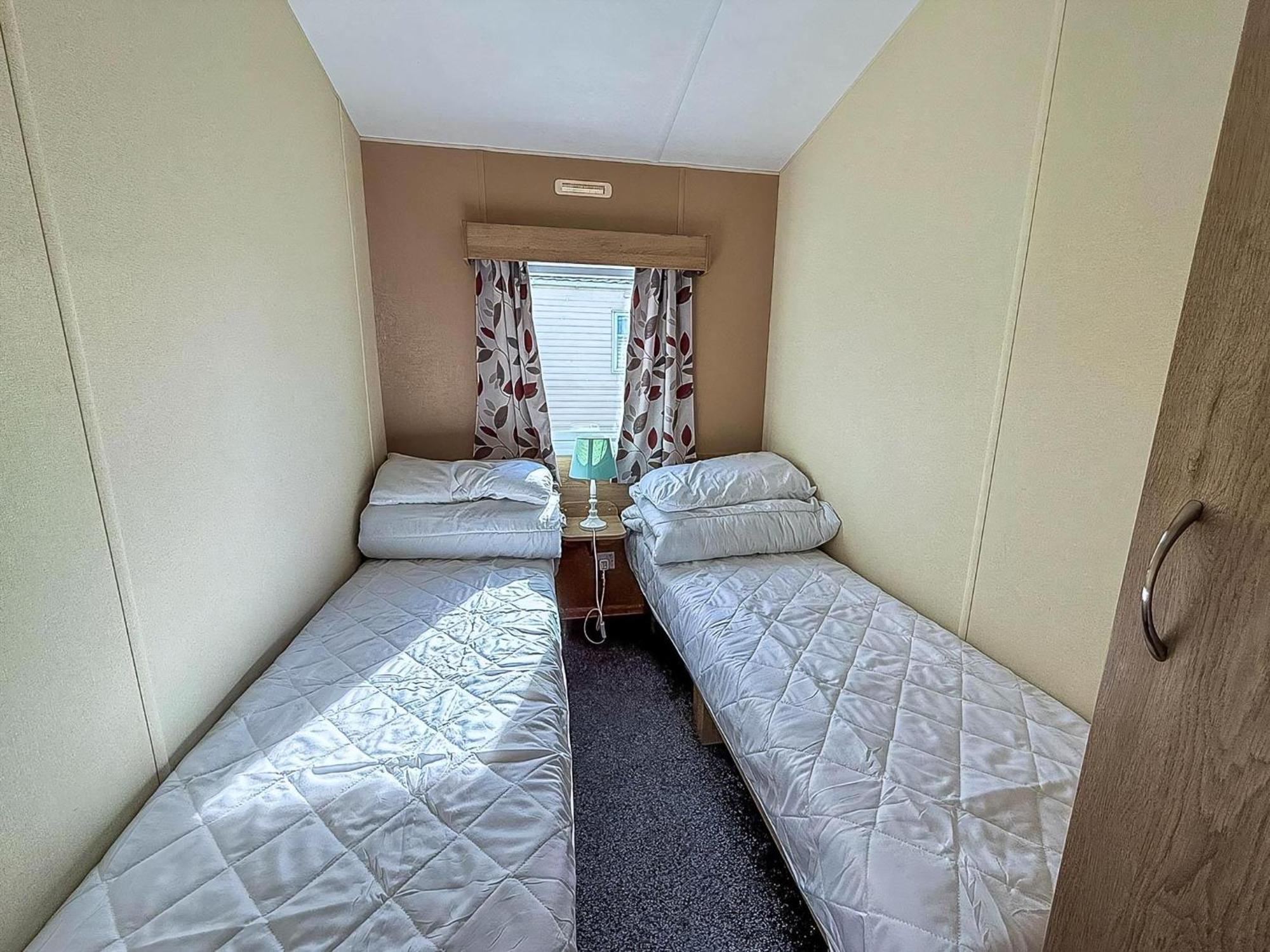 Lovely 6 Berth Caravan At Sunnydale Holiday Park Ref 35375S Лаут Екстериор снимка